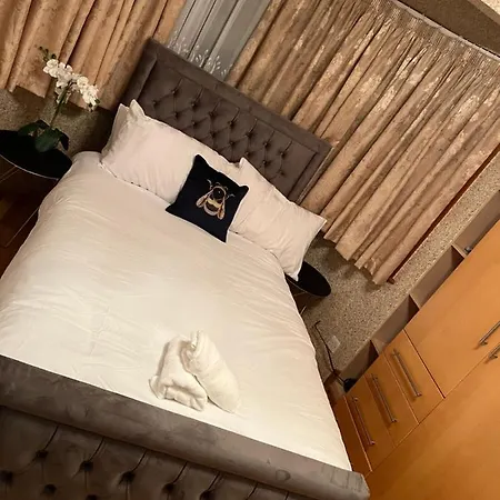 Tj Homes - One Double Bed Room With Garden View - Next To Tube Station